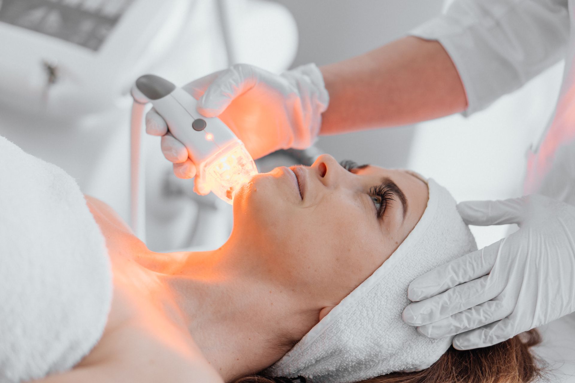 Una donna si sta sottoponendo a un trattamento per il viso in un salone di bellezza.