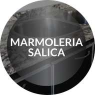 Logo circular gris y negro con texto blanco “MARMOLERIA SALICA” sobre fondo de mármol y lavabo.