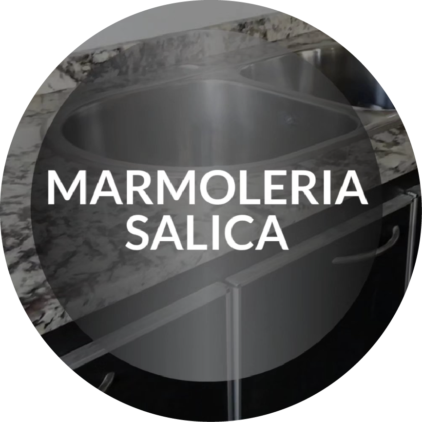 Logo circular gris y negro con texto blanco “MARMOLERIA SALICA” sobre fondo de mármol y lavabo.