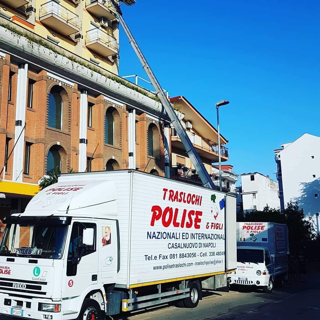 Un camion bianco con la scritta rossa