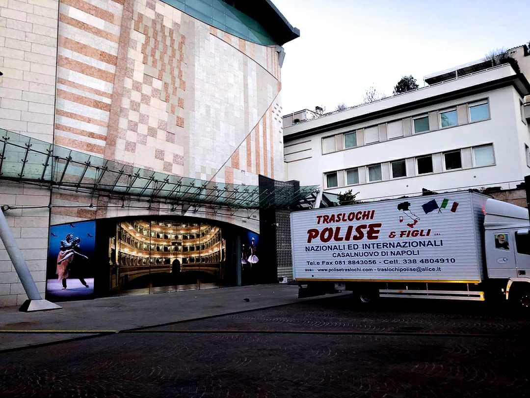 Davanti a una stazione di polizia, un furgone della polizia turca, di colore rosso e bianco, è parcheggiato vicino all'ingresso.