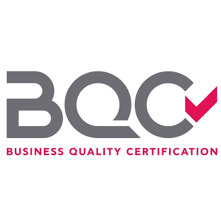 Logo BQC in grigio con segno di spunta rosa e scritta
