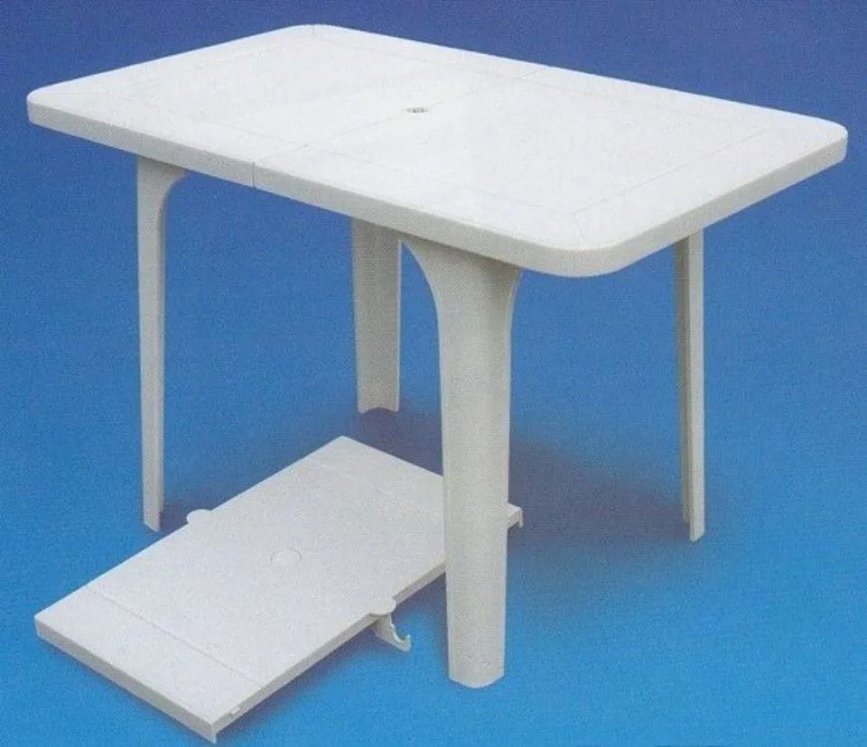 Tavolo rettangolare in plastica bianca con supporto staccabile su sfondo blu.