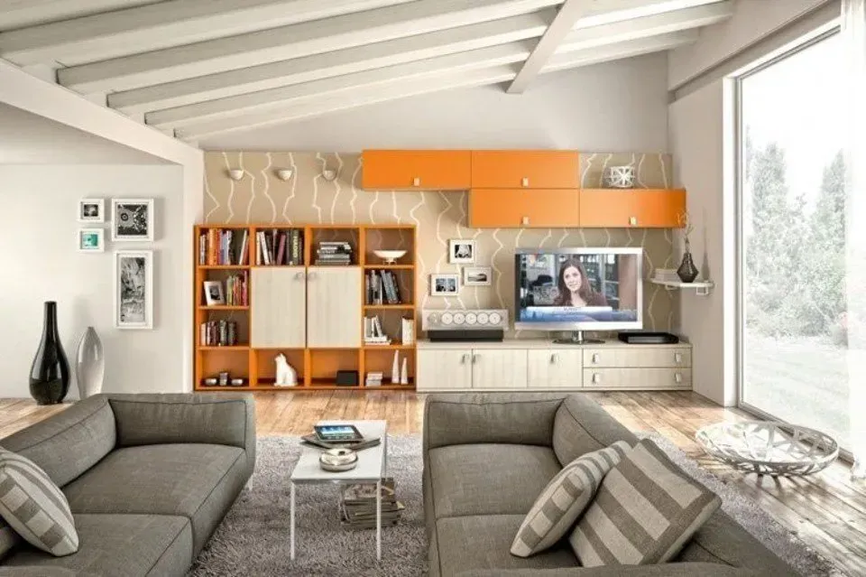 Soggiorno moderno con divani grigi, mobili arancioni e in legno e ampia finestra.