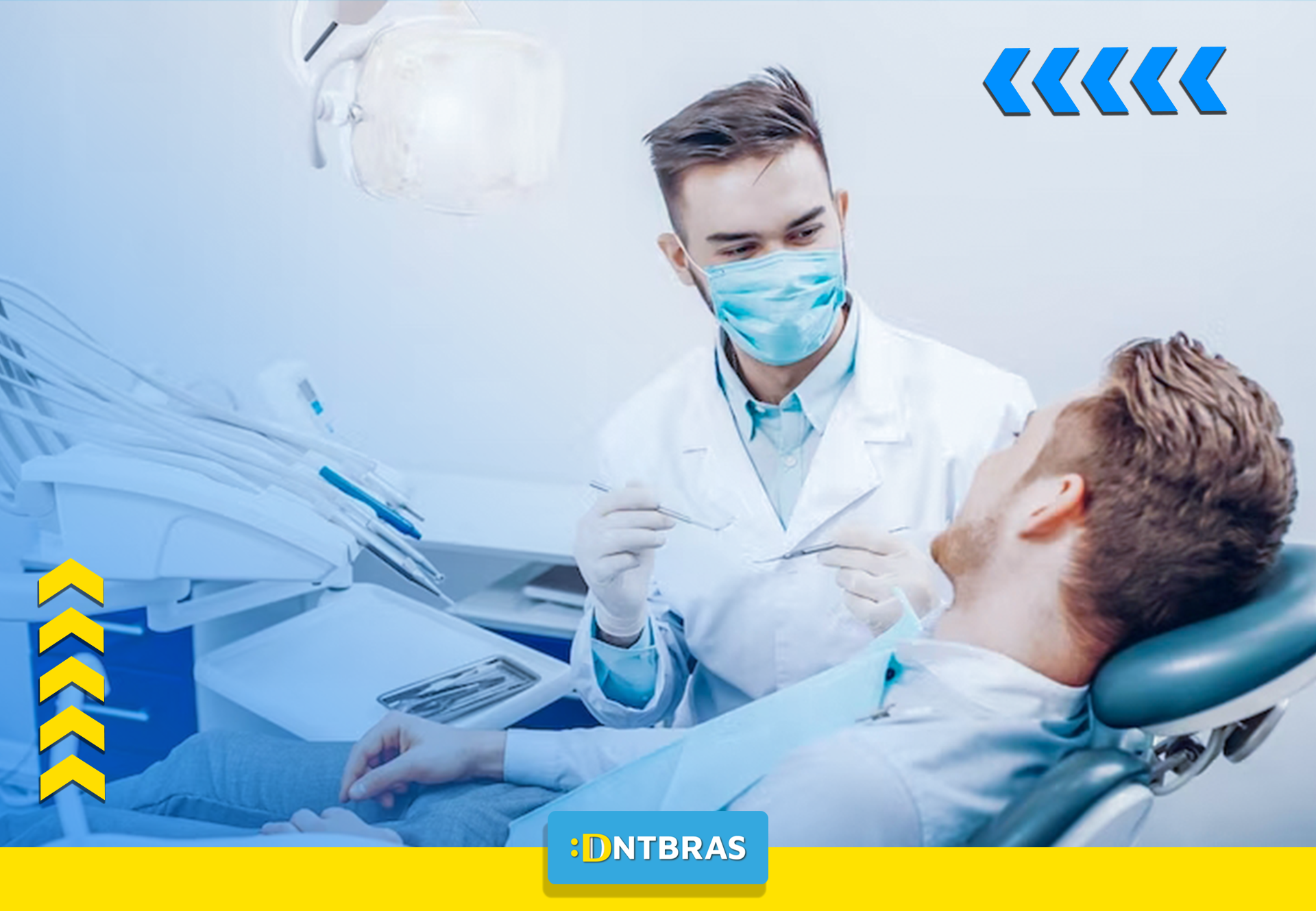 um homem está sentado em uma cadeira odontológica conversando com um dentista.