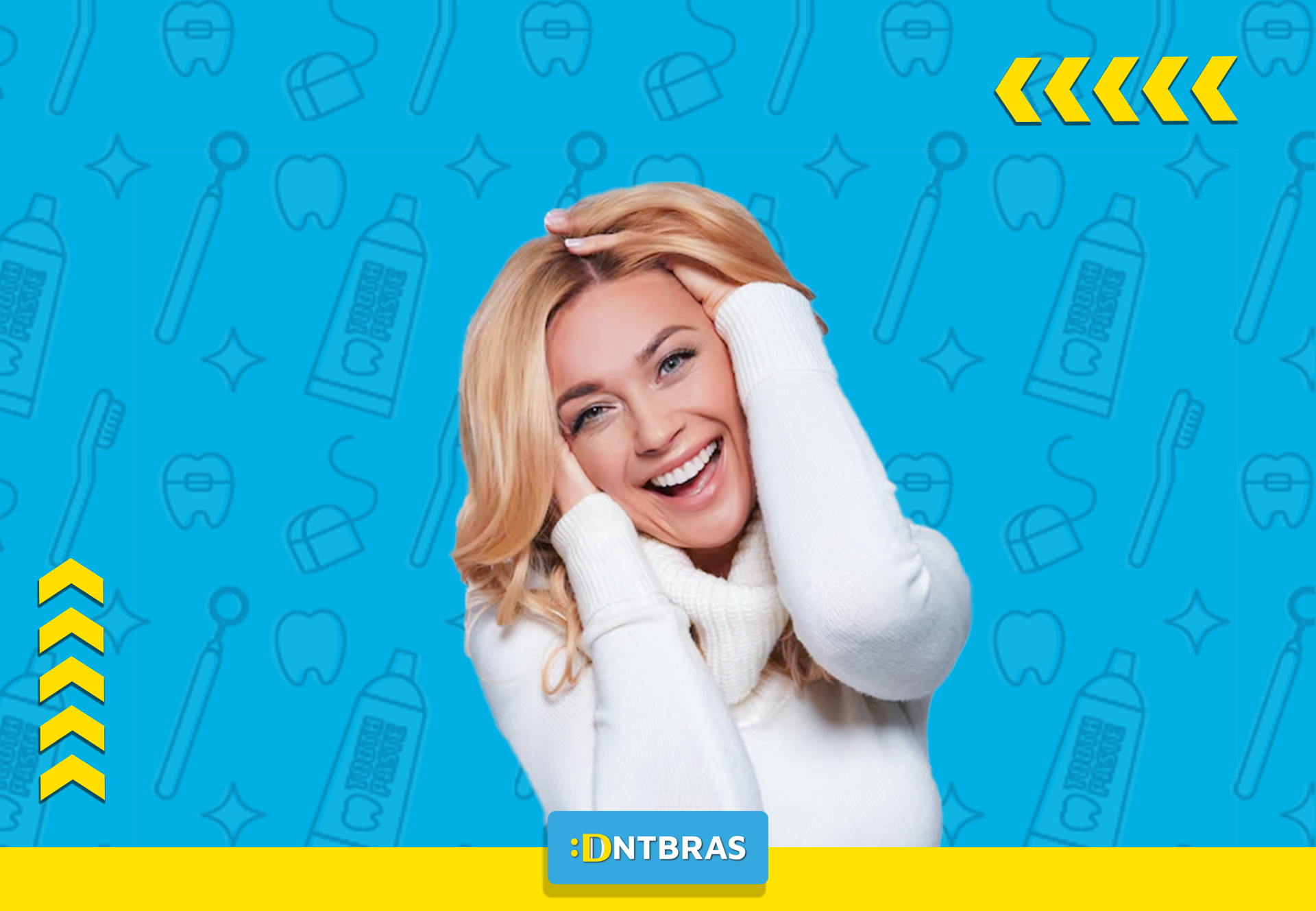 Uma mulher está sorrindo e cobrindo o rosto com as mãos sobre um fundo azul.