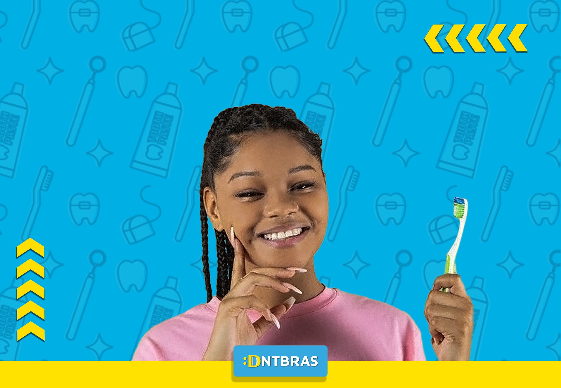 Uma mulher está sorrindo enquanto segura uma escova de dentes na mão.