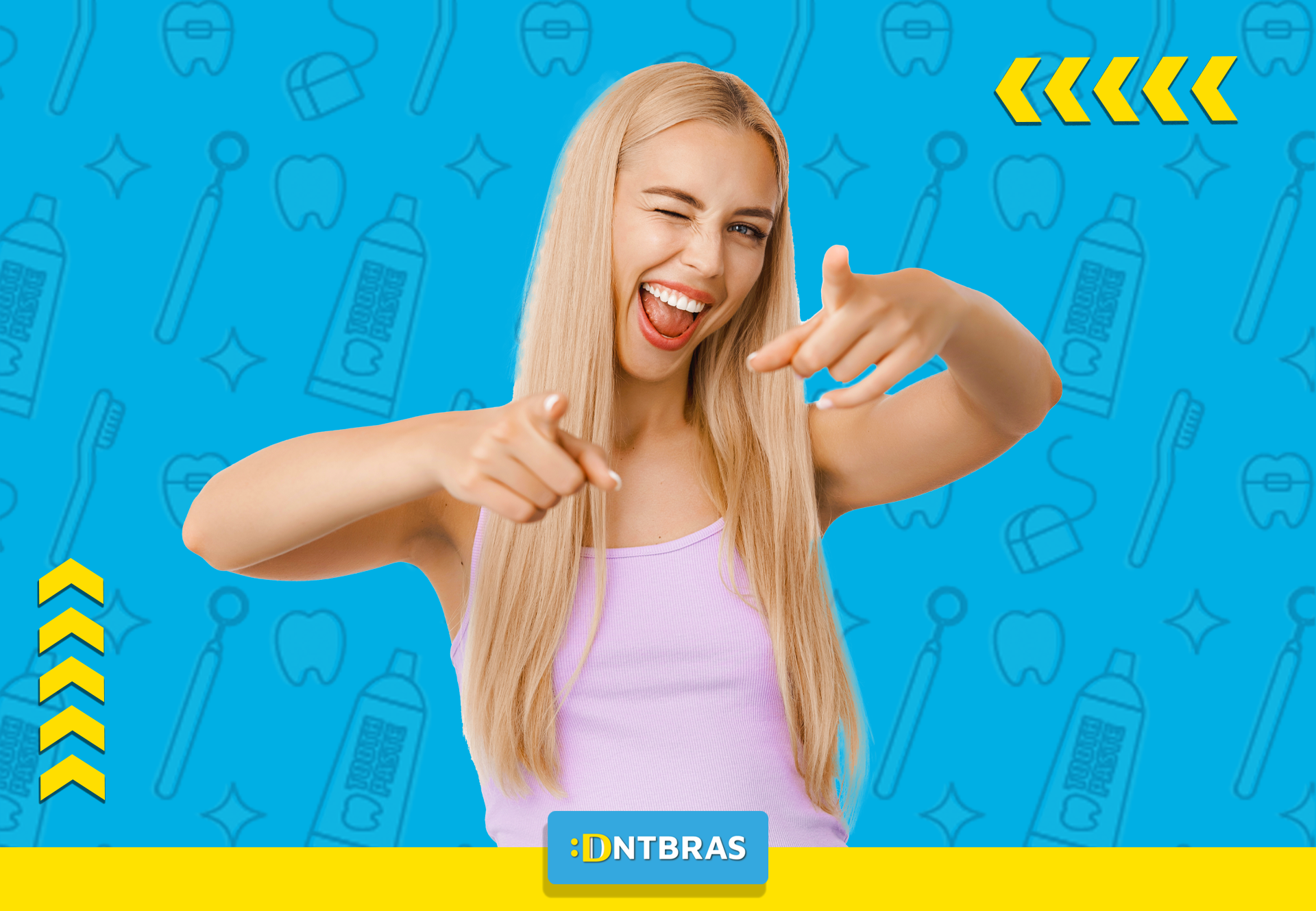 uma mulher está apontando para a câmera e sorrindo sobre um fundo azul.