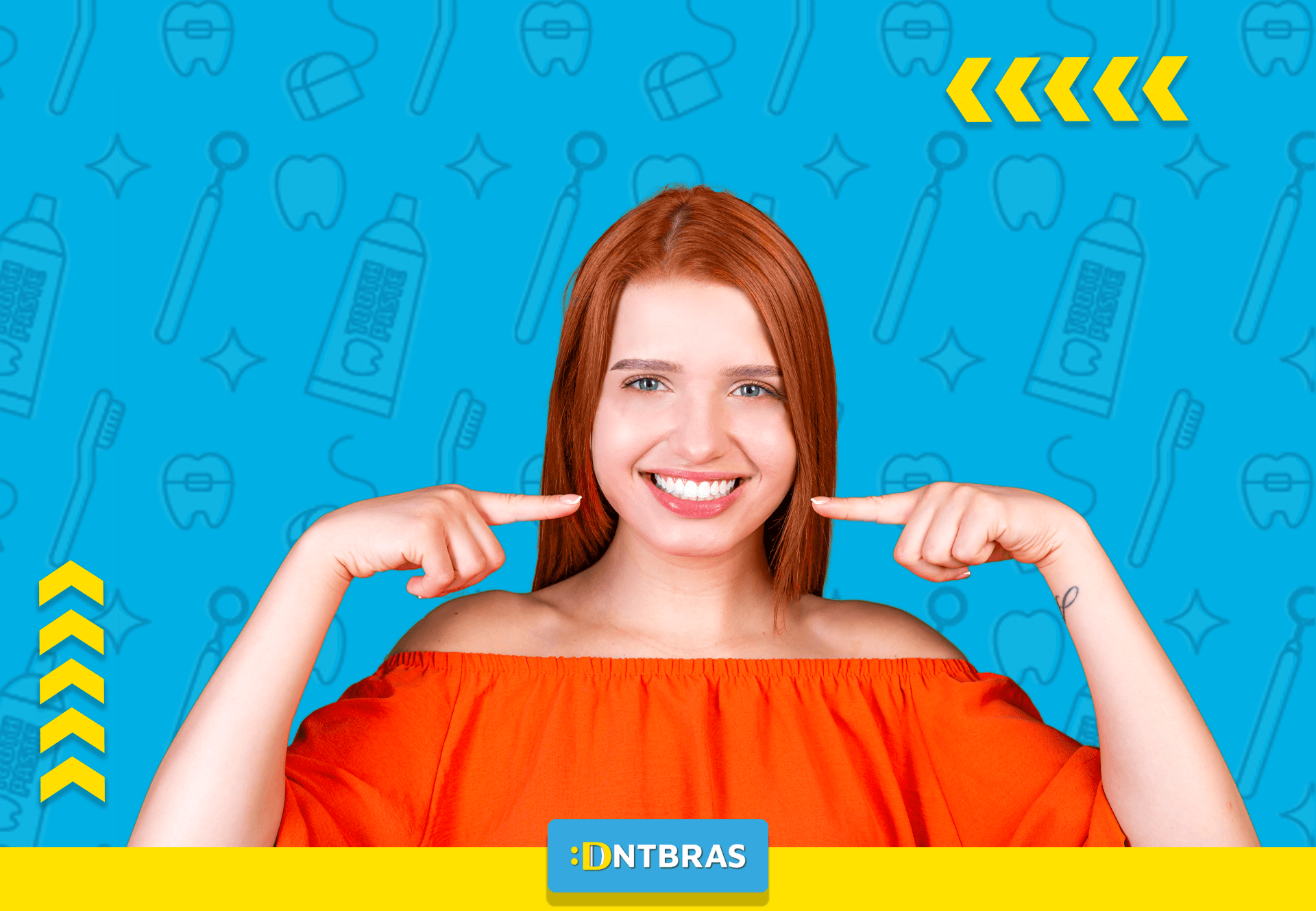 uma mulher está apontando para os dentes brancos sobre um fundo azul.