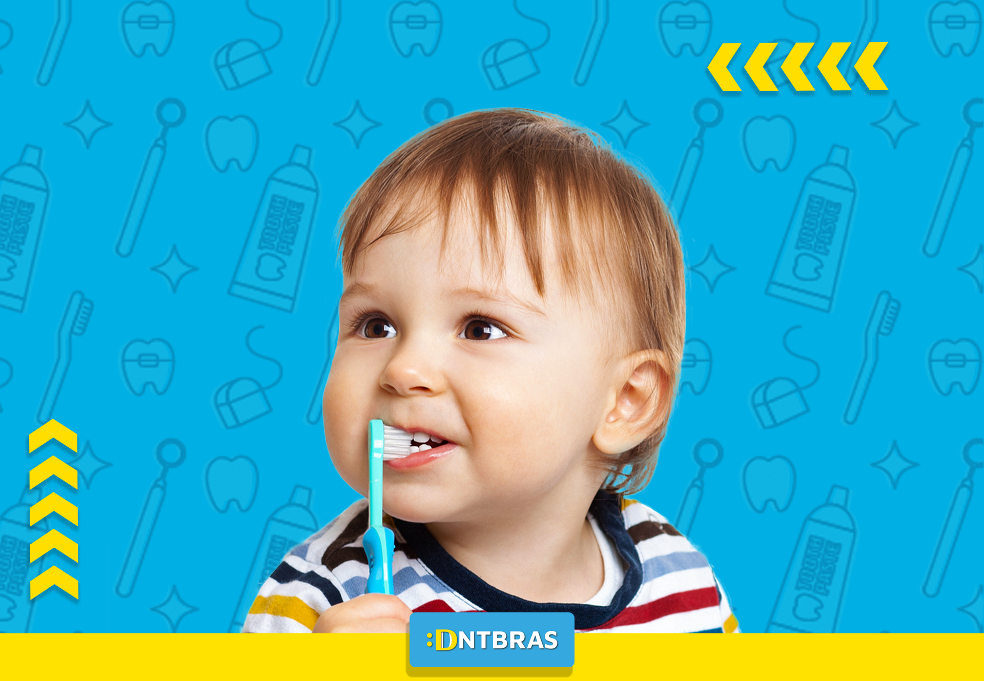 um bebê está escovando os dentes com uma escova de dentes azul.