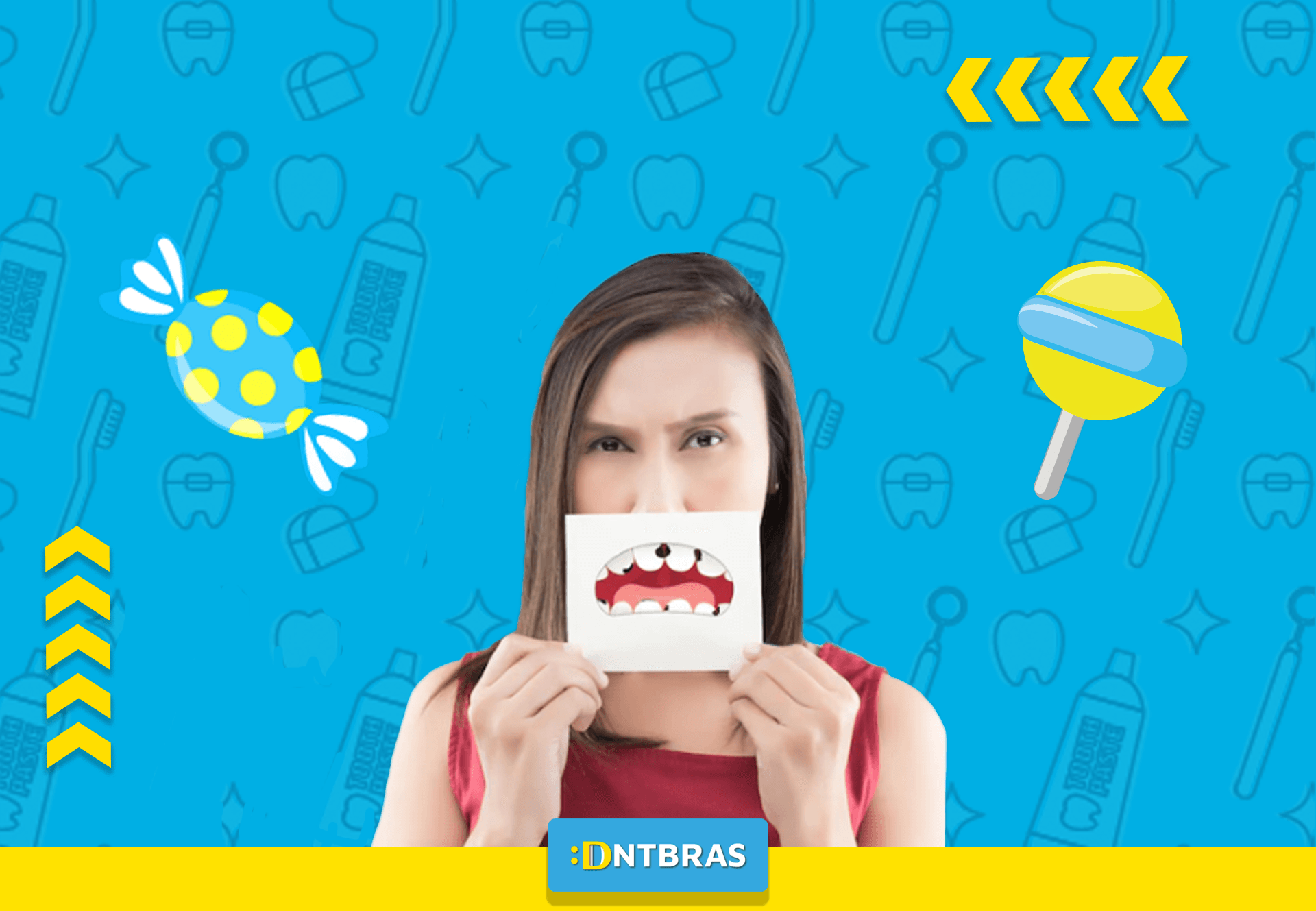 uma mulher está segurando um pedaço de papel com uma foto de seus dentes.