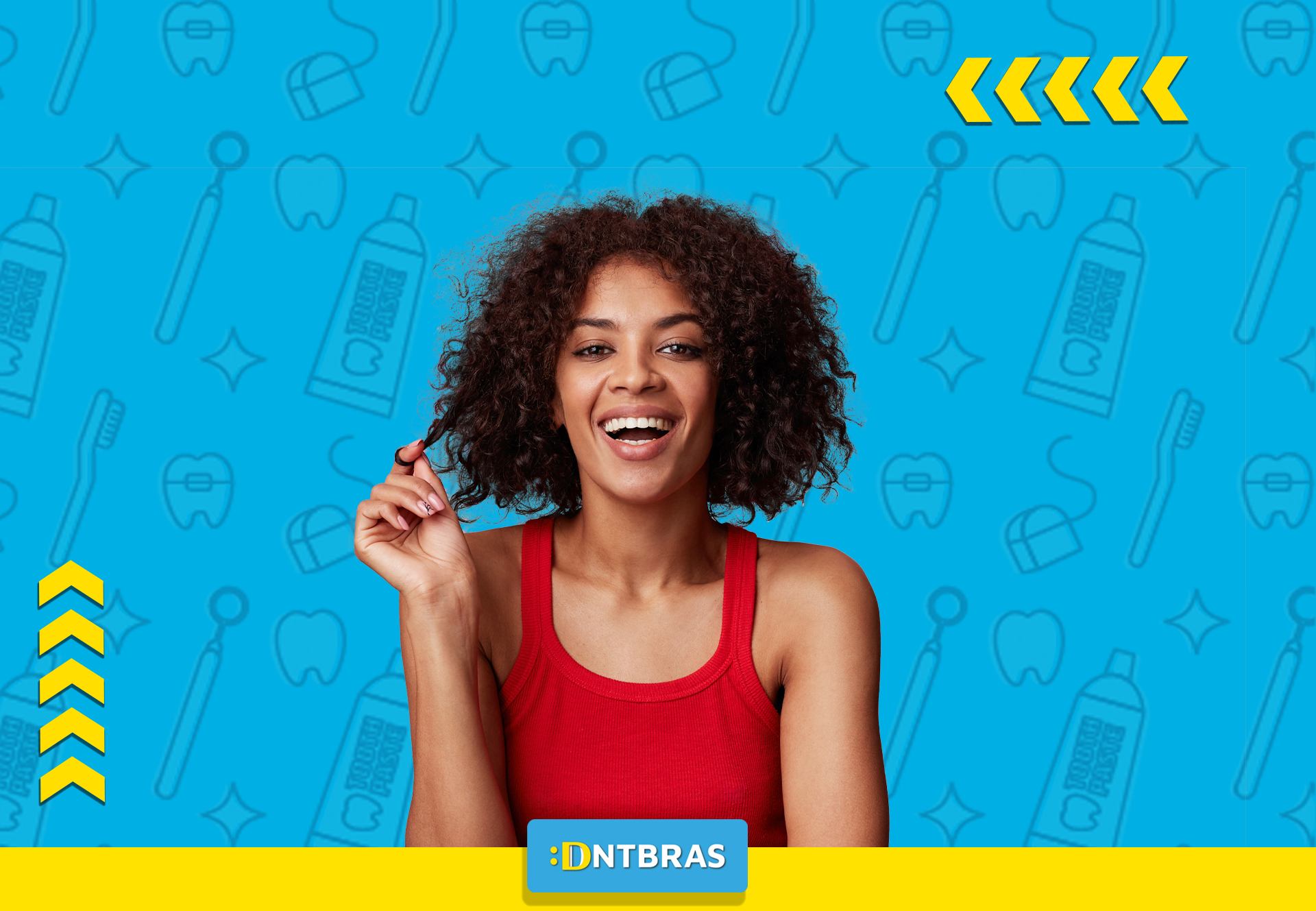 uma mulher de blusa vermelha está sorrindo e segurando o cabelo.