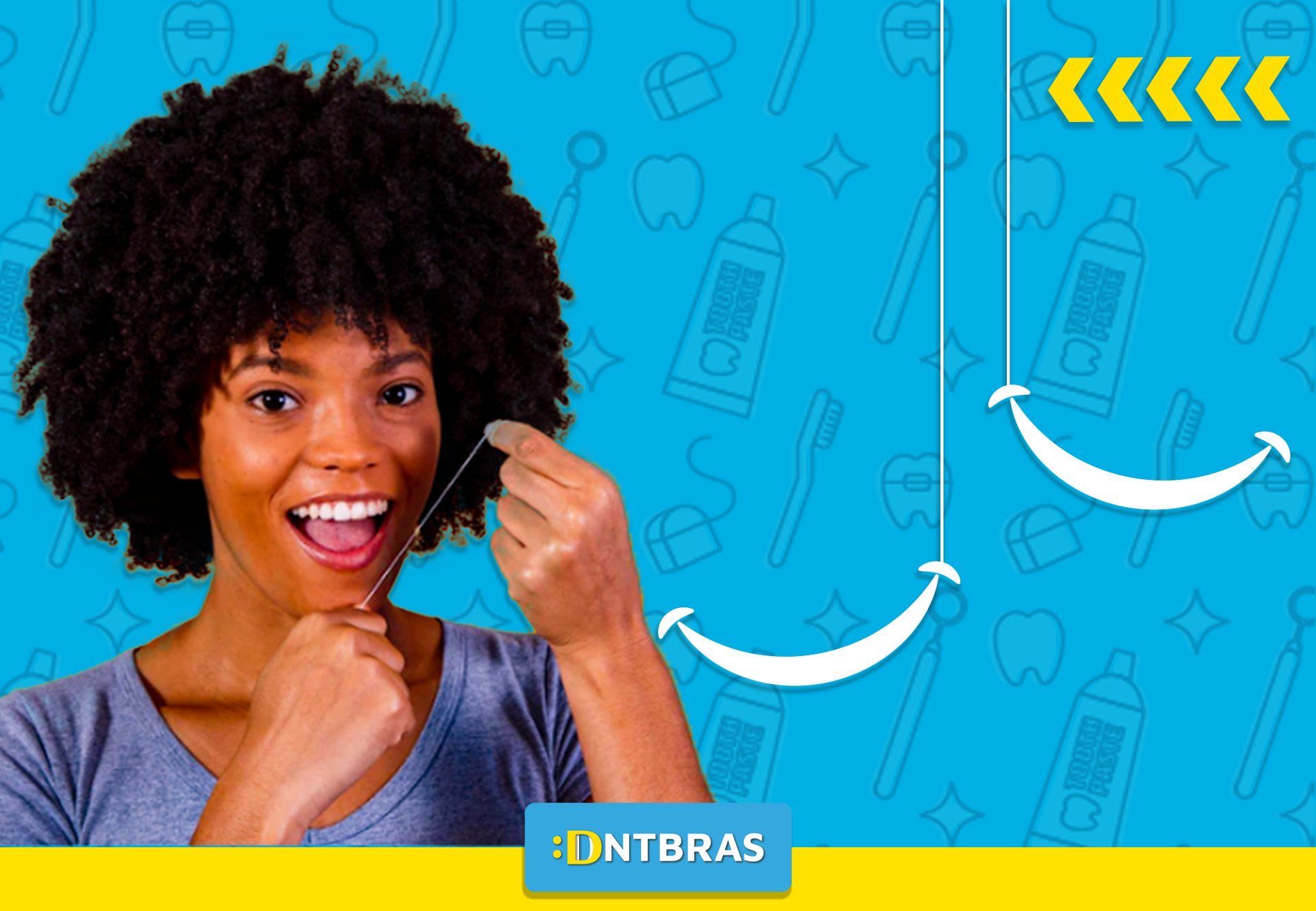 uma mulher está escovando os dentes com uma escova de dentes e sorrindo.