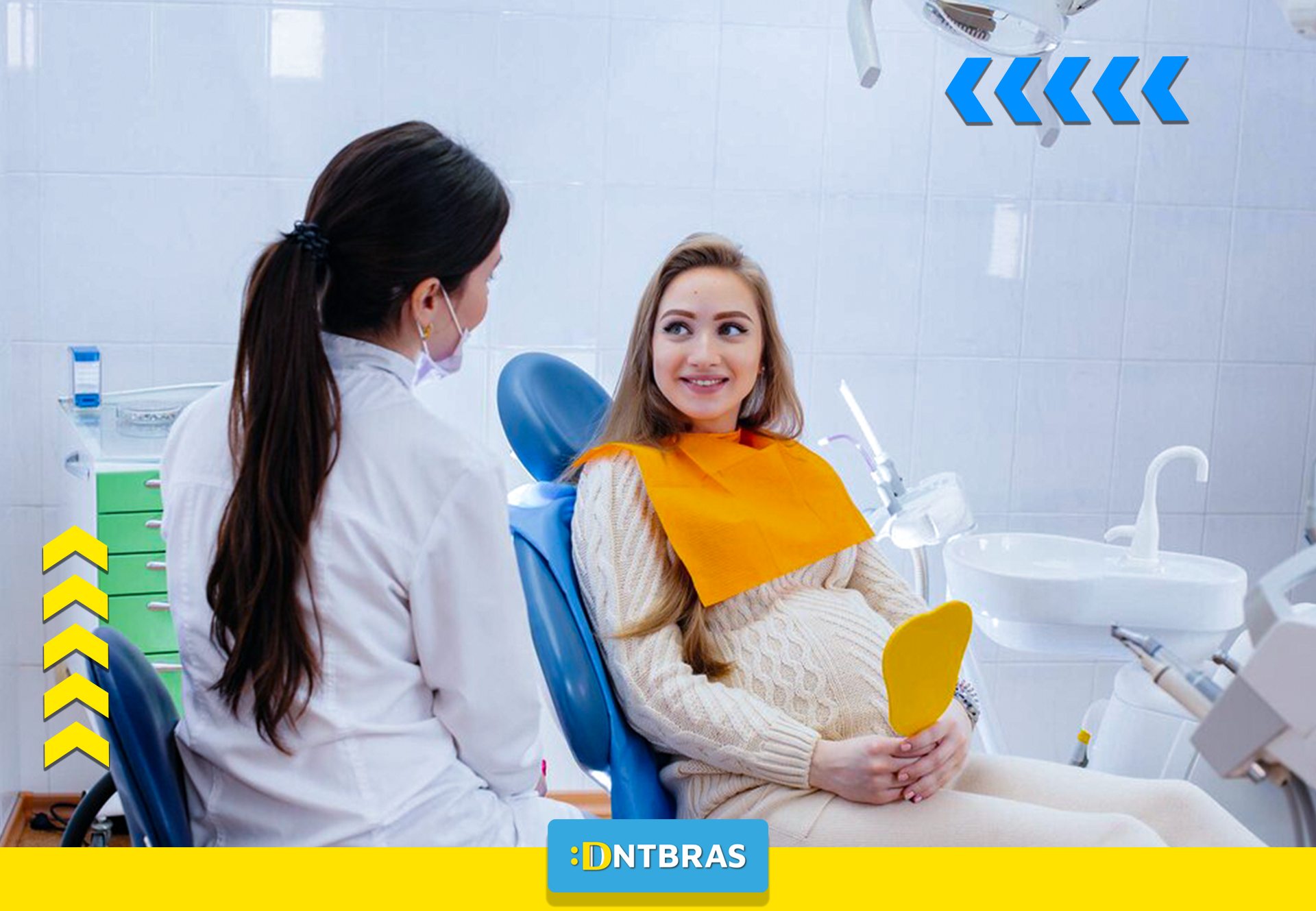 uma mulher está sentada em uma cadeira odontológica olhando os dentes no espelho.