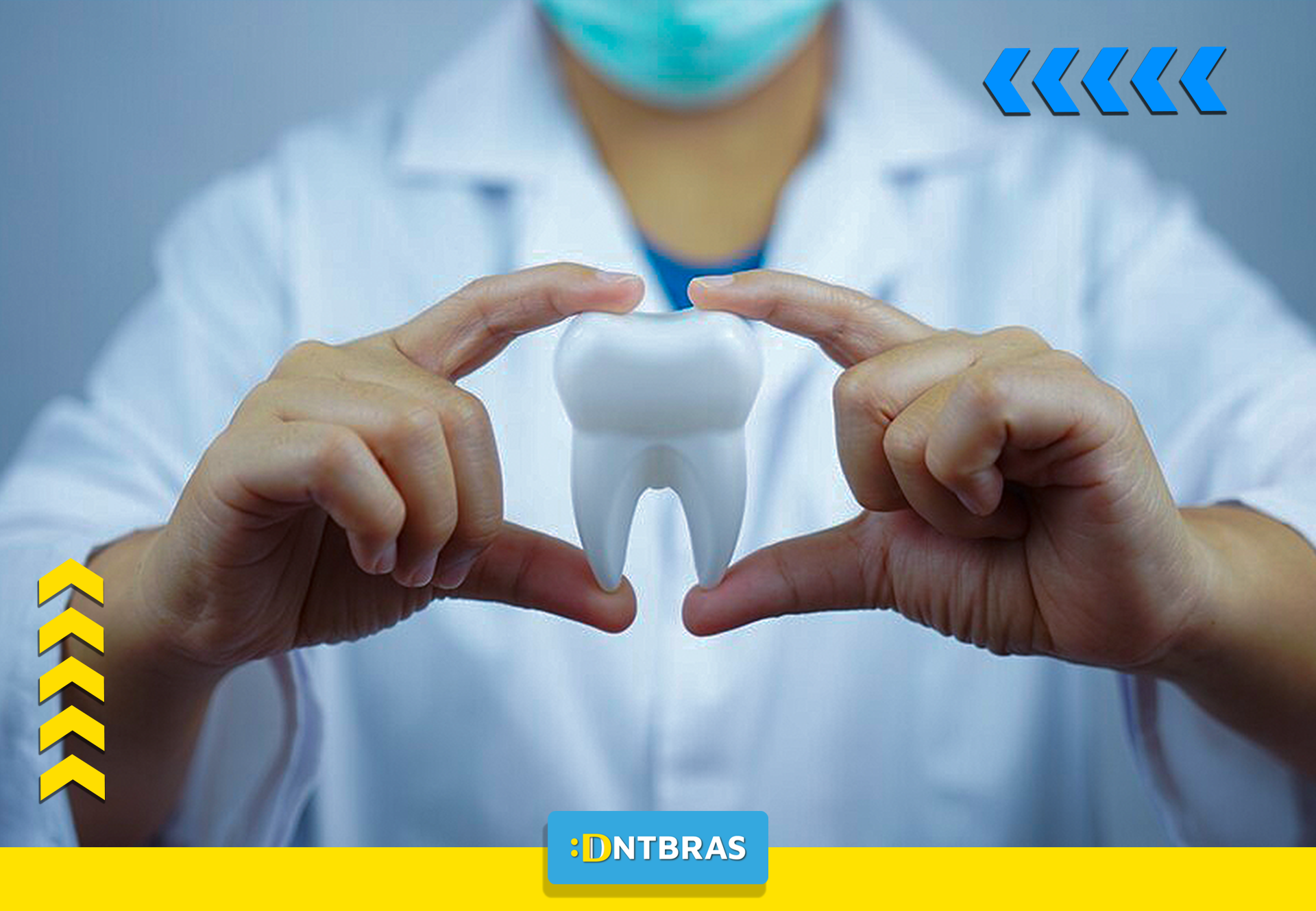 um dentista usando uma máscara está segurando um dente nas mãos.