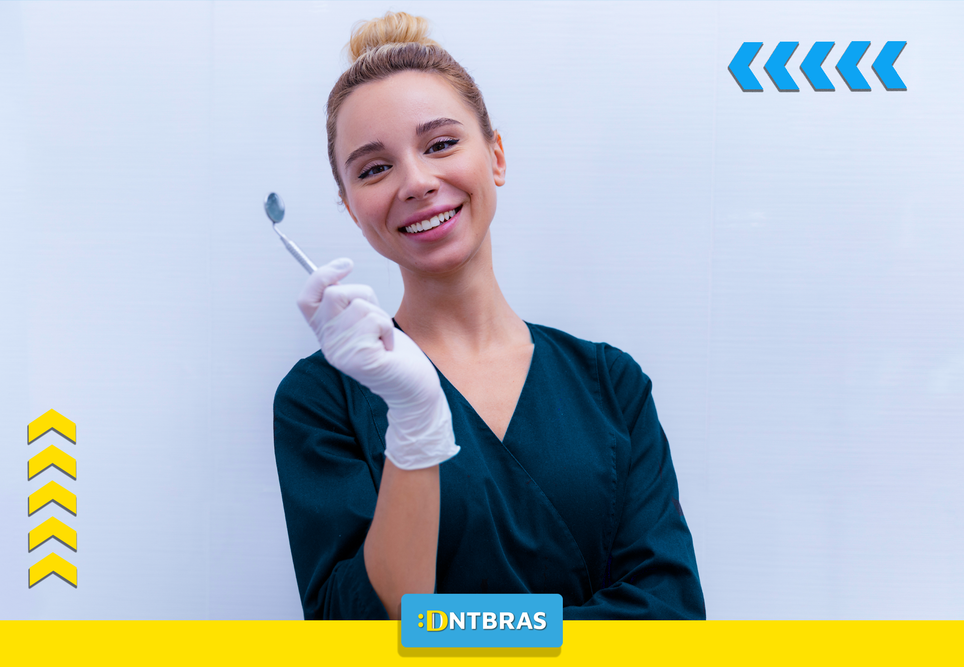 uma dentista feminina está sorrindo enquanto segura uma escova de dentes.