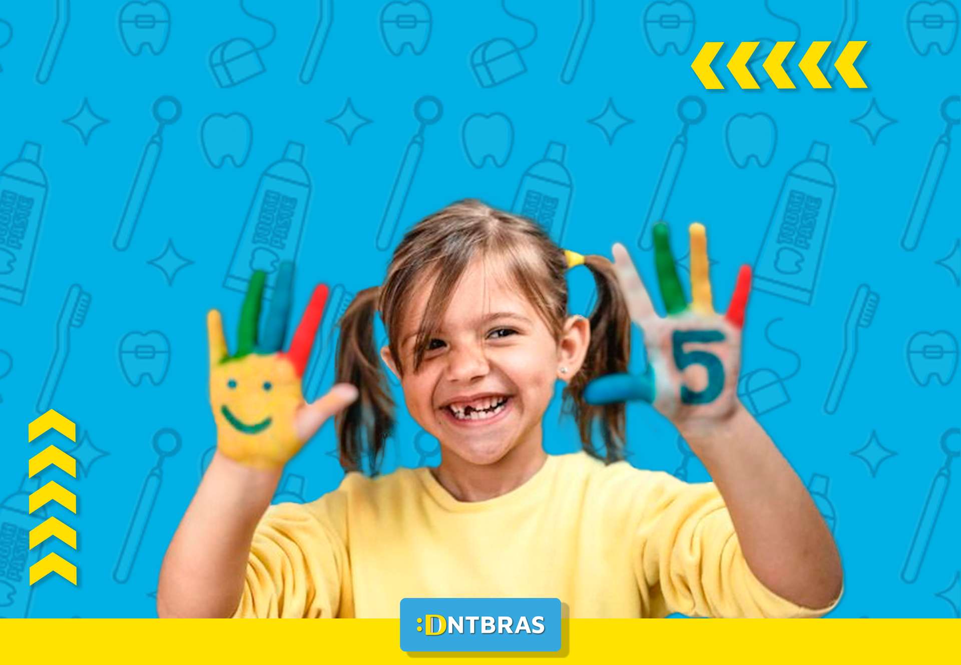 uma menina está segurando as mãos pintadas com um rosto sorridente e o número cinco.