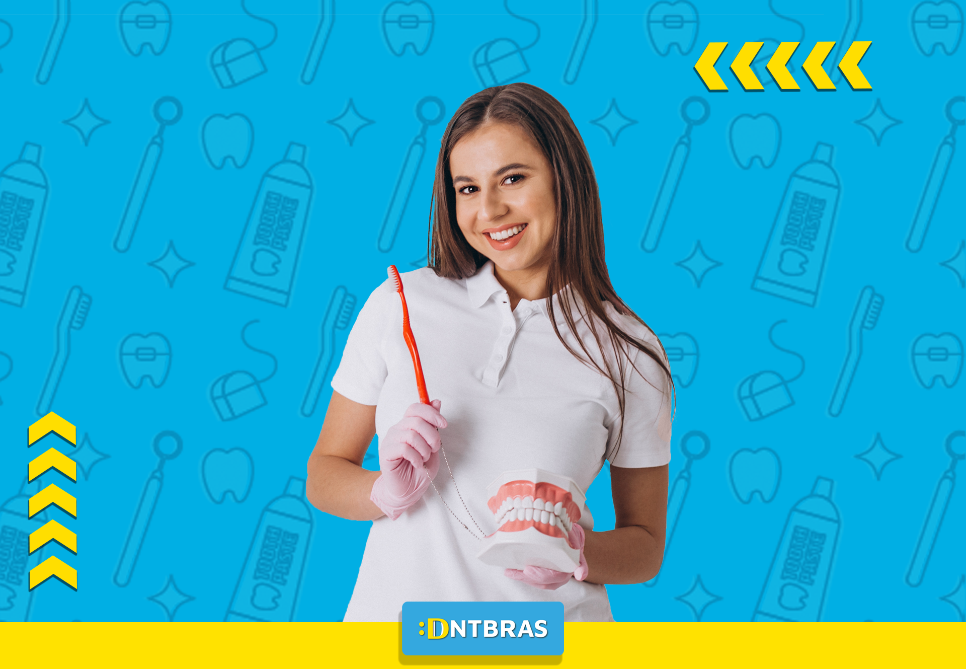 uma dentista feminina está segurando uma escova de dentes e um modelo de dentes.