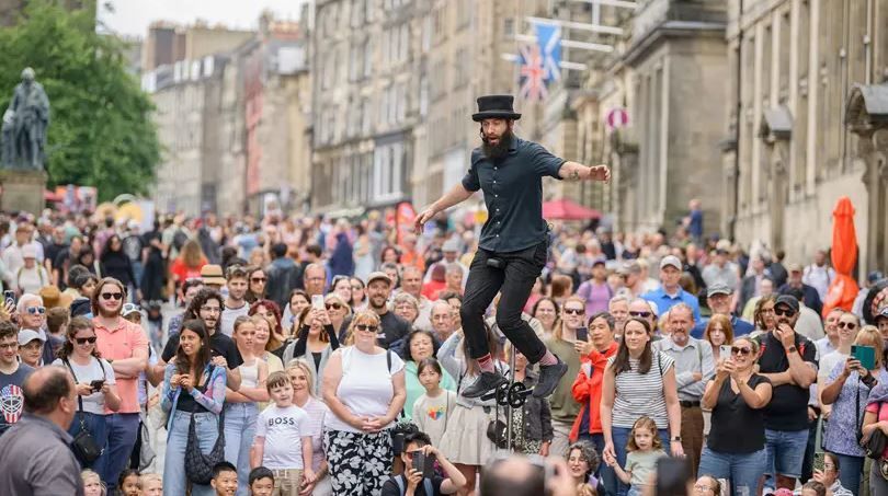 Book your transport to the Edinburgh Fringe with Brookline