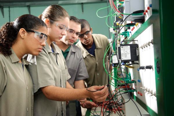 Benefícios de Optar por um Curso Técnico