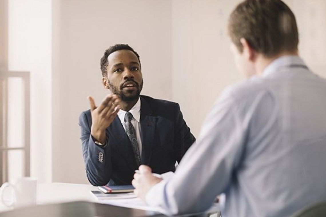 agir naturalmente é importante em uma entrevista de emprego