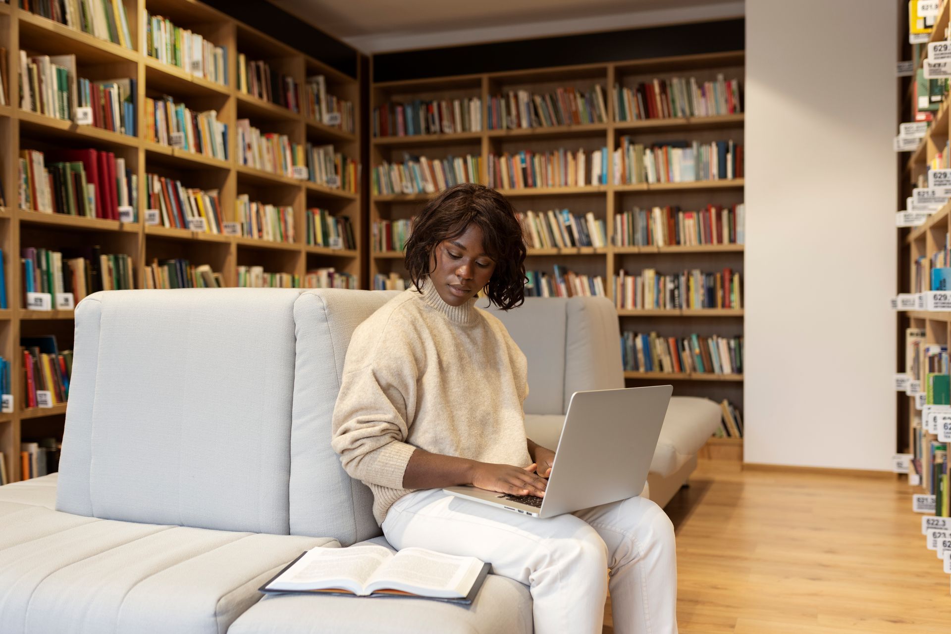 ambiente de estudo tranquilo e organizado