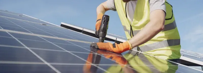 O papel estratégico do técnico em eletrotécnica na energia solar no cenário brasileiro: da instalação à gestão de usinas