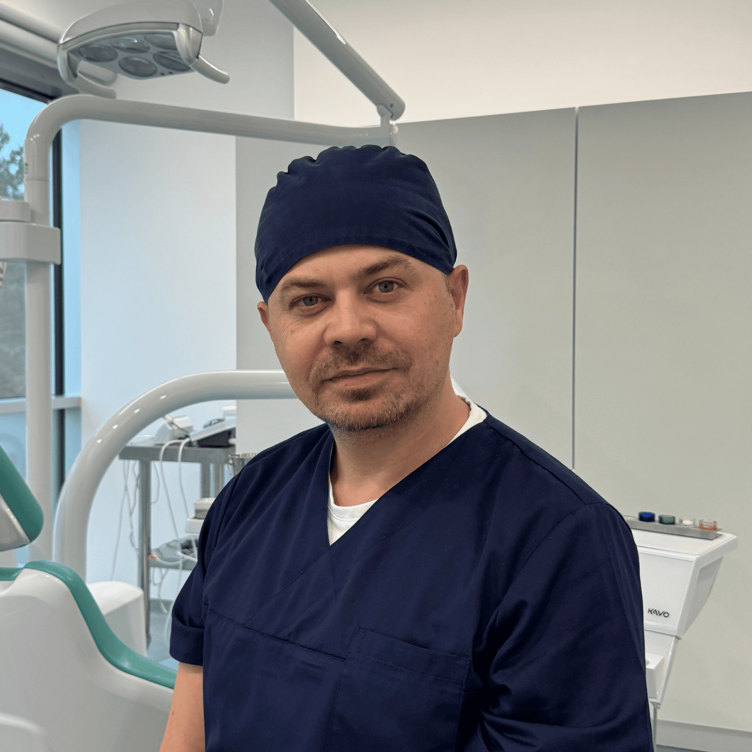 Dr. med. dent. Damjan Savić, Spezialist für Implantologie und orale Chirurgie bei Brilliant Smiles Mödling