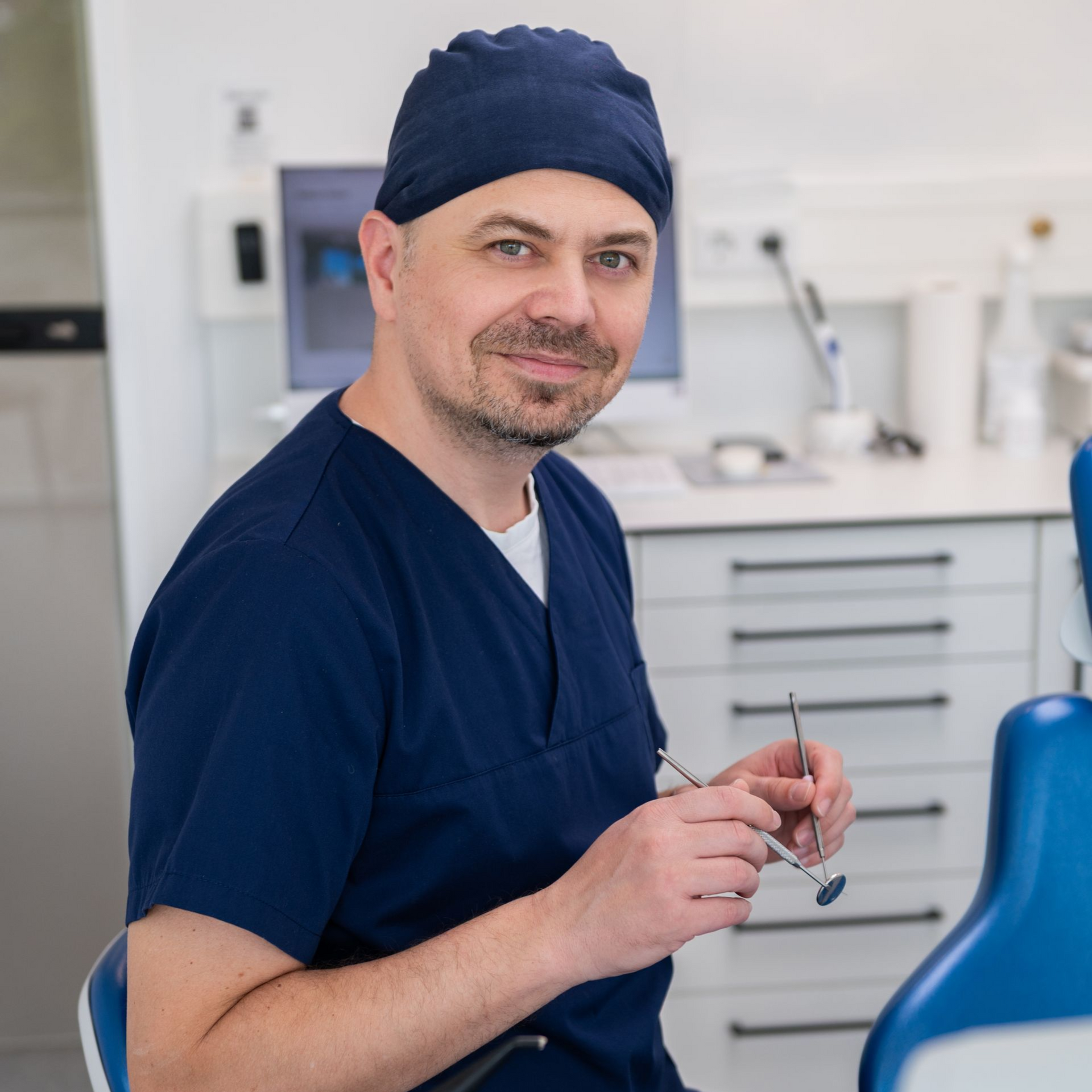Dr. med. dent. Damjan Savić, Spezialist für Implantologie und orale Chirurgie bei Brilliant Smiles Mödling