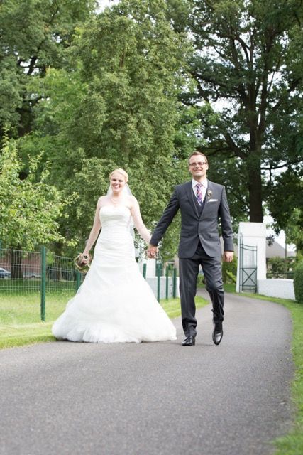 Brautpaare auf Haus Neersdonk, Hand in Hand in den neuen Lebensabschnitt.