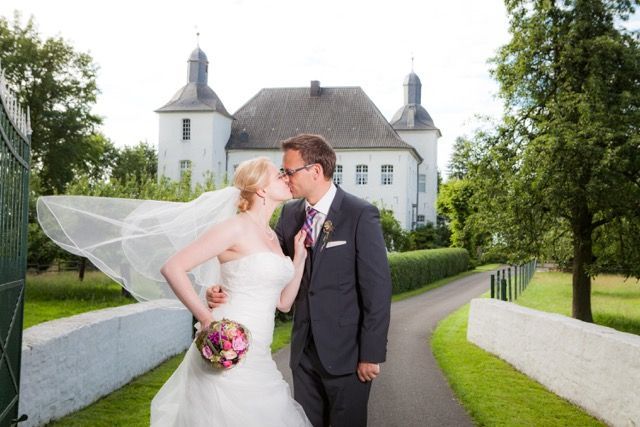 Küssen erbeten! Am Portal zu Haus Neersdonk.