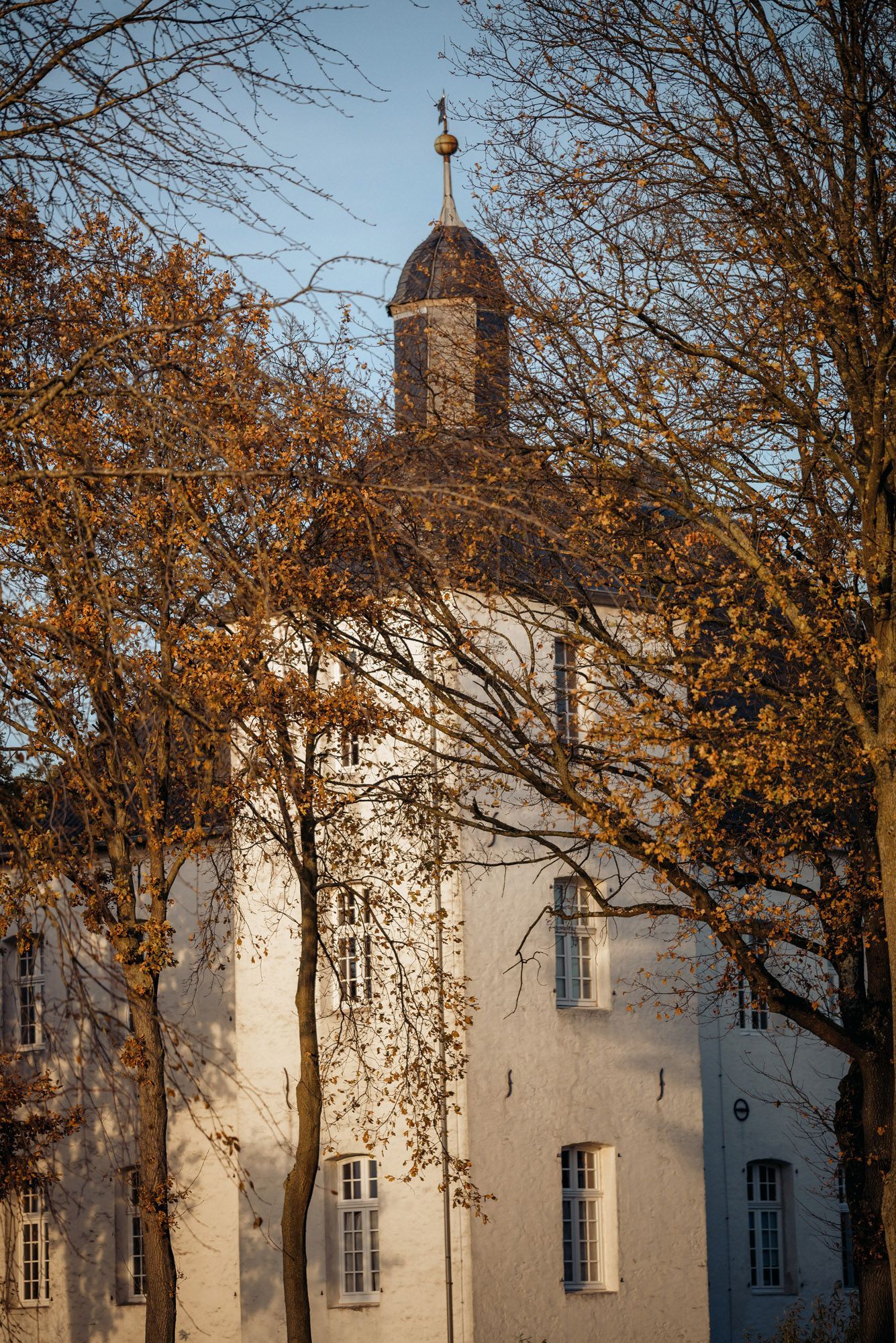 Herbstliche Impressionen, Blick auf den West-Turm von Haus Neersdonk.