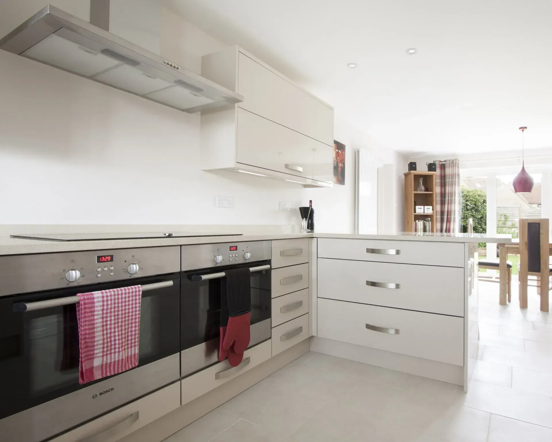 Martin Weaver Design, Clean & Contemporary kitchen design for Mr & Mrs H