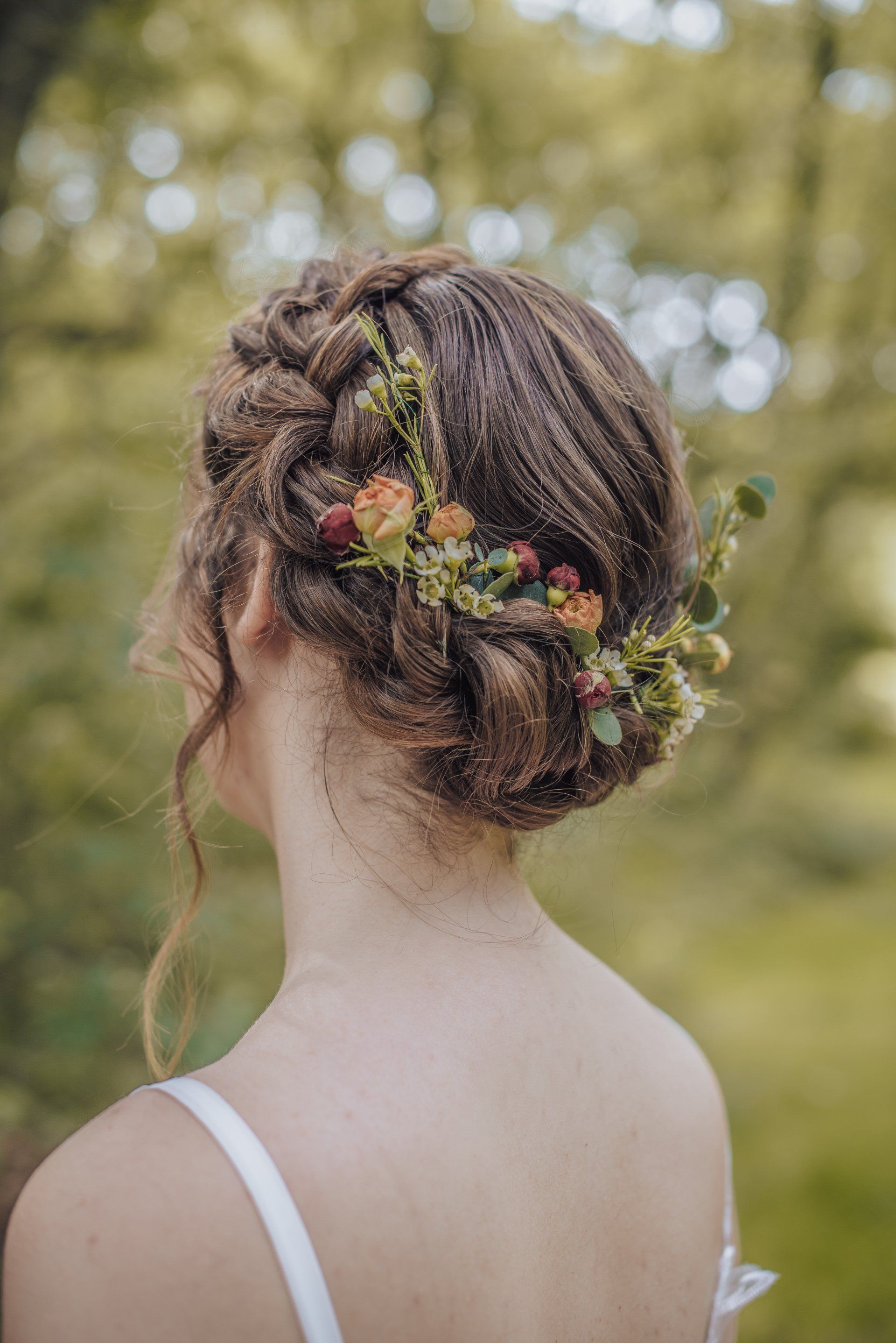 Bruidskapsel met trosroosjes & waxflowers