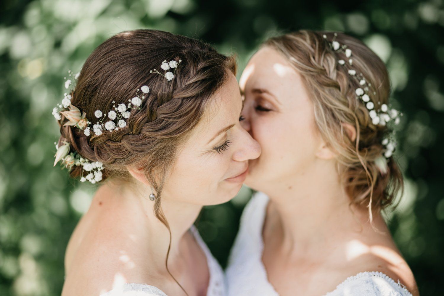 Bruidskapsels met gipskruid & trosroosjes