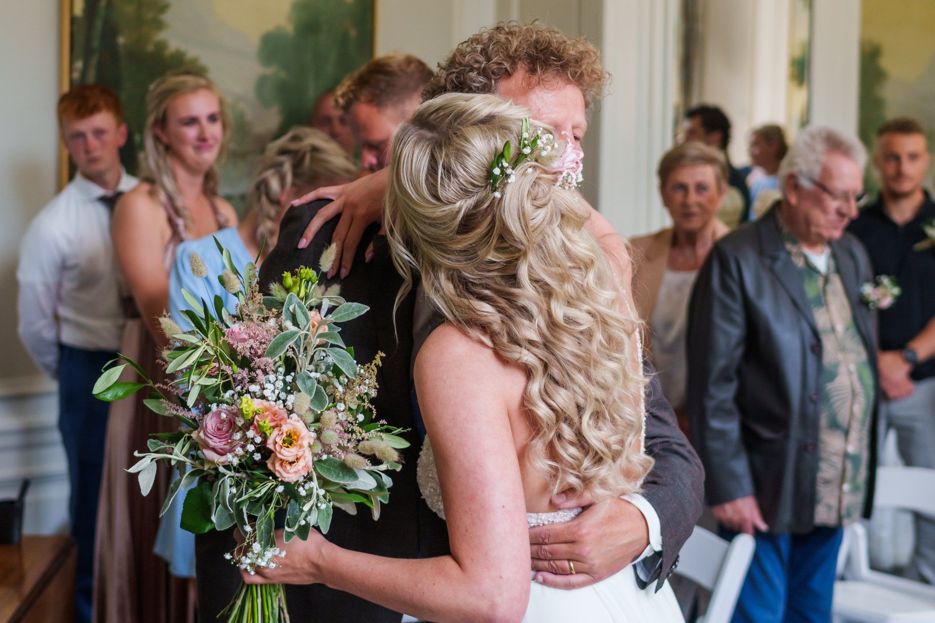 Bruidskapsel met orchideeën, gipskruid en hazenstaarten