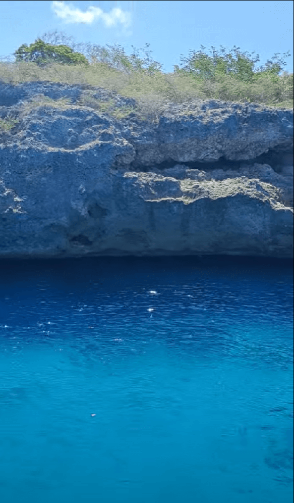 De betoverende Blauwe Kamer op Curaçao, bereikbaar tijdens onze boottochten Curaçao