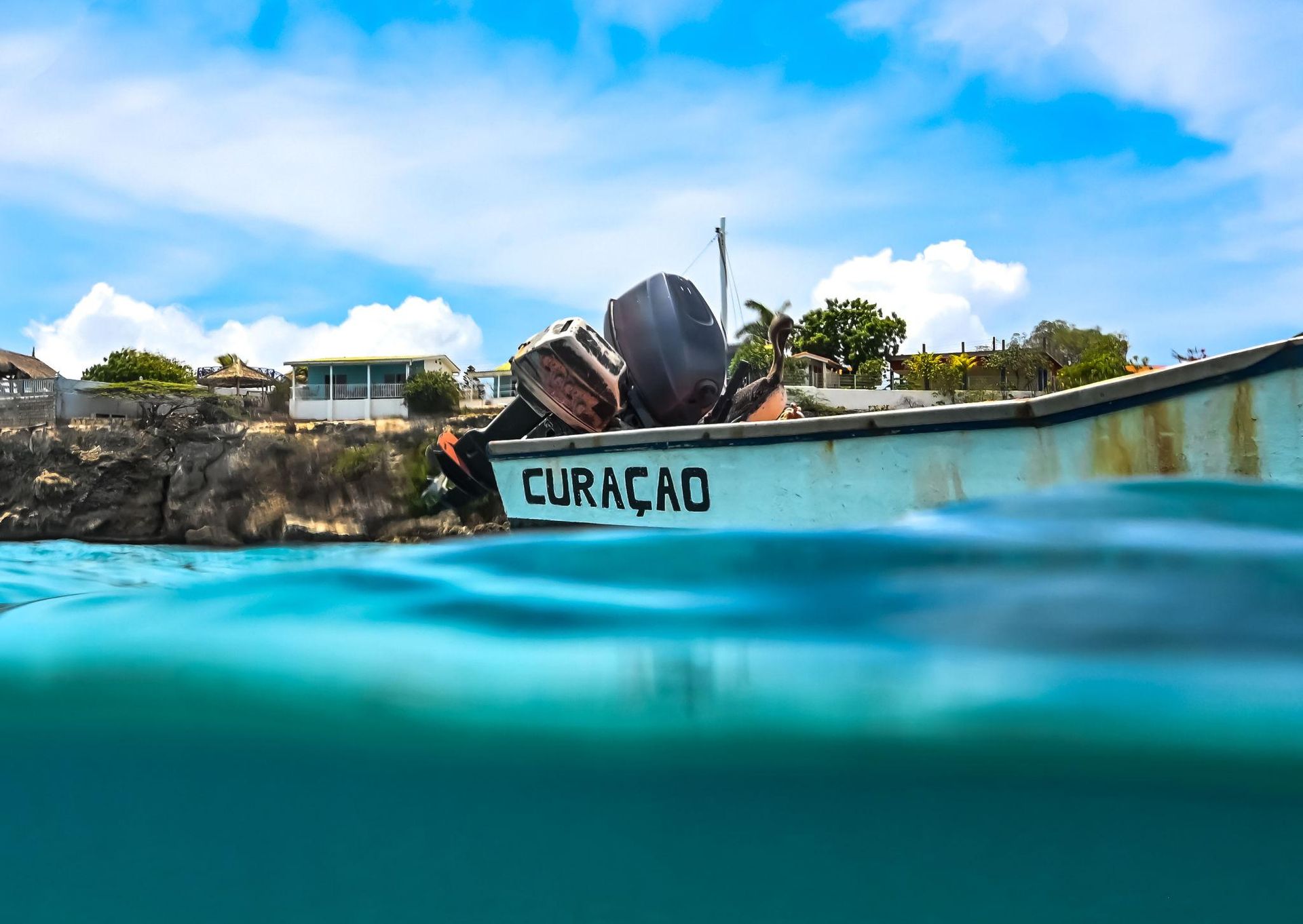 Lokale visserboot in baai aan de westkust Curacao