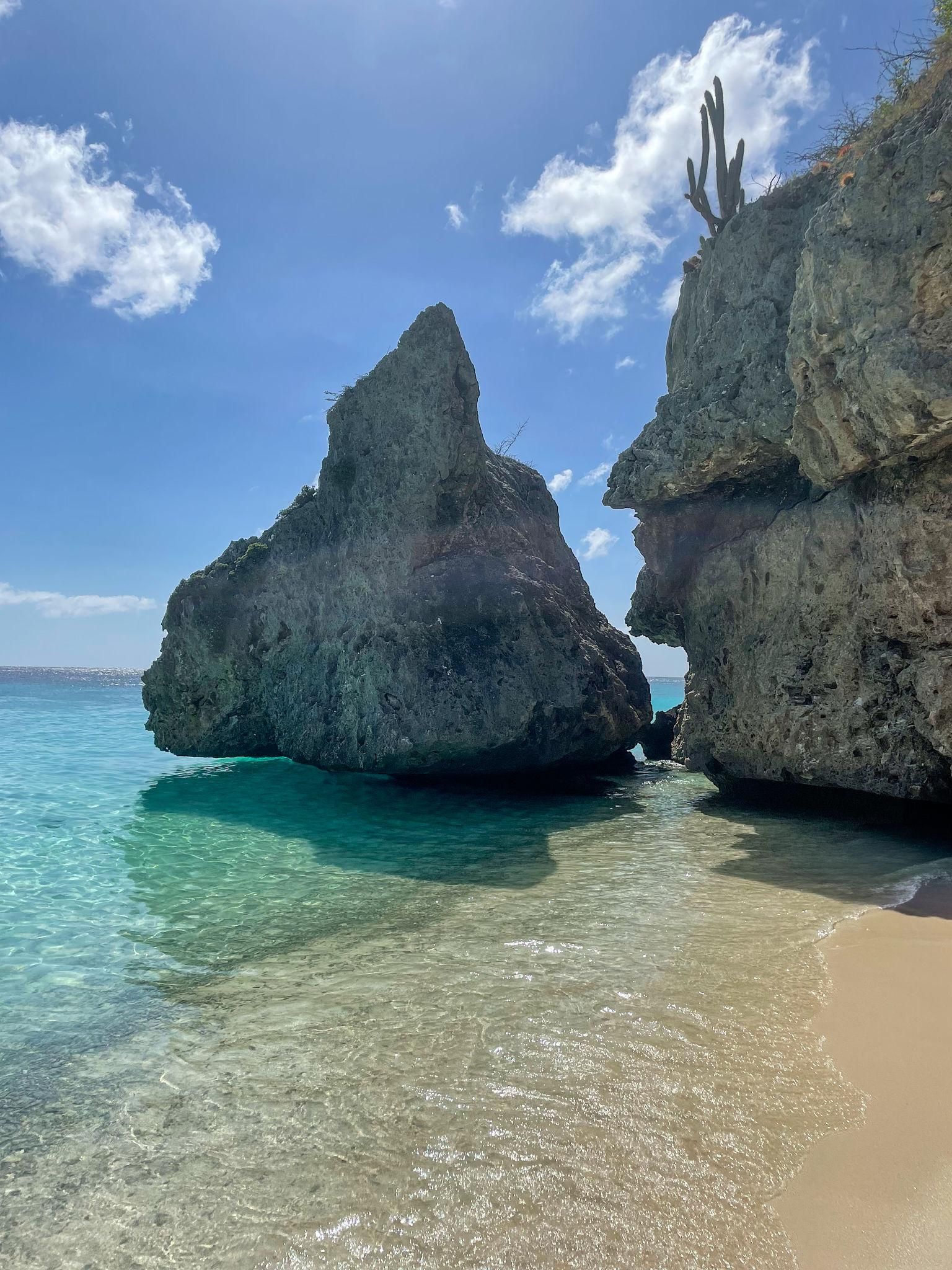 Strand aan de westkust Curacao