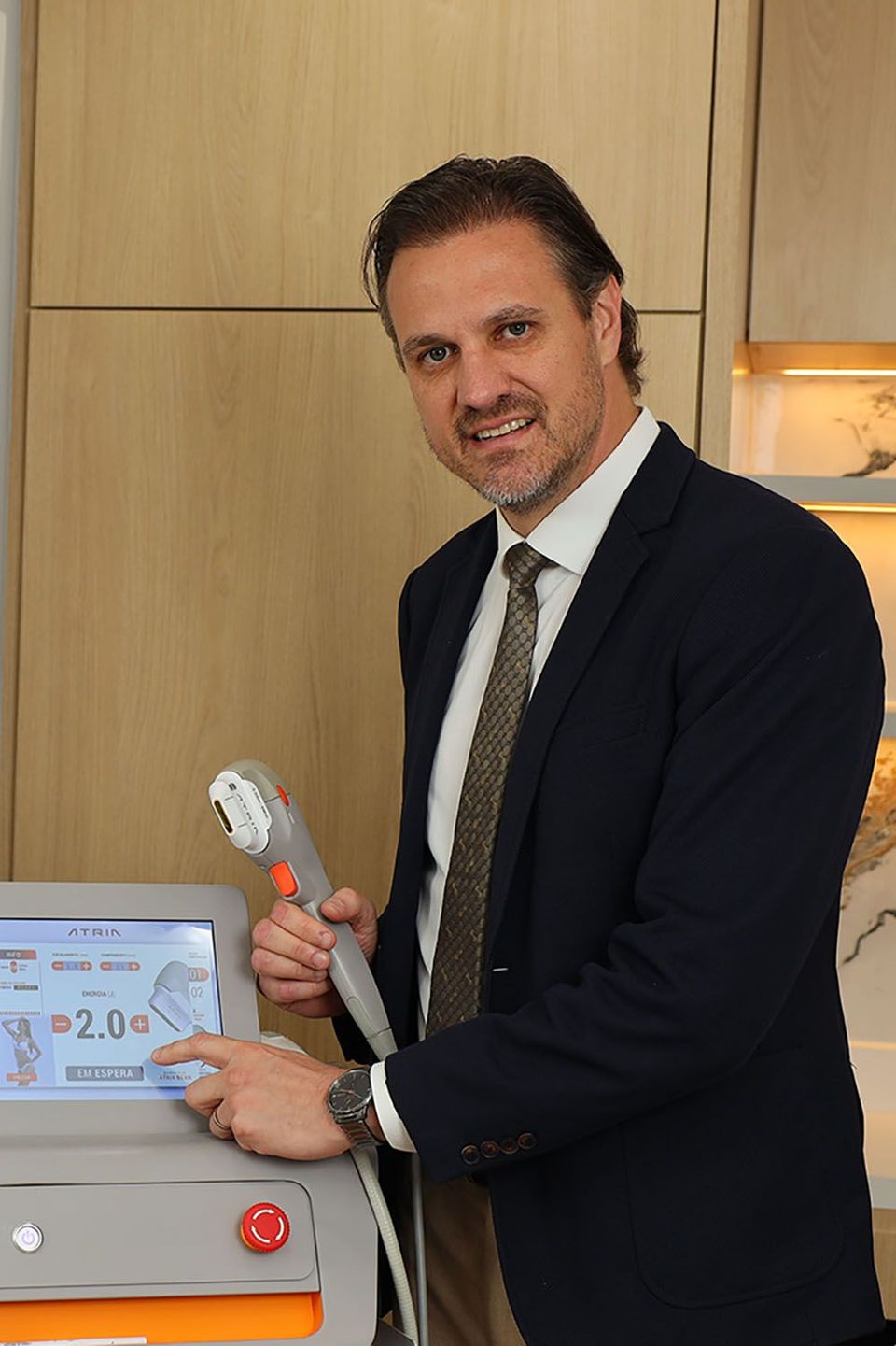 Dr. Matheus Borela, cirurgião plástico, na Clínica Civitali