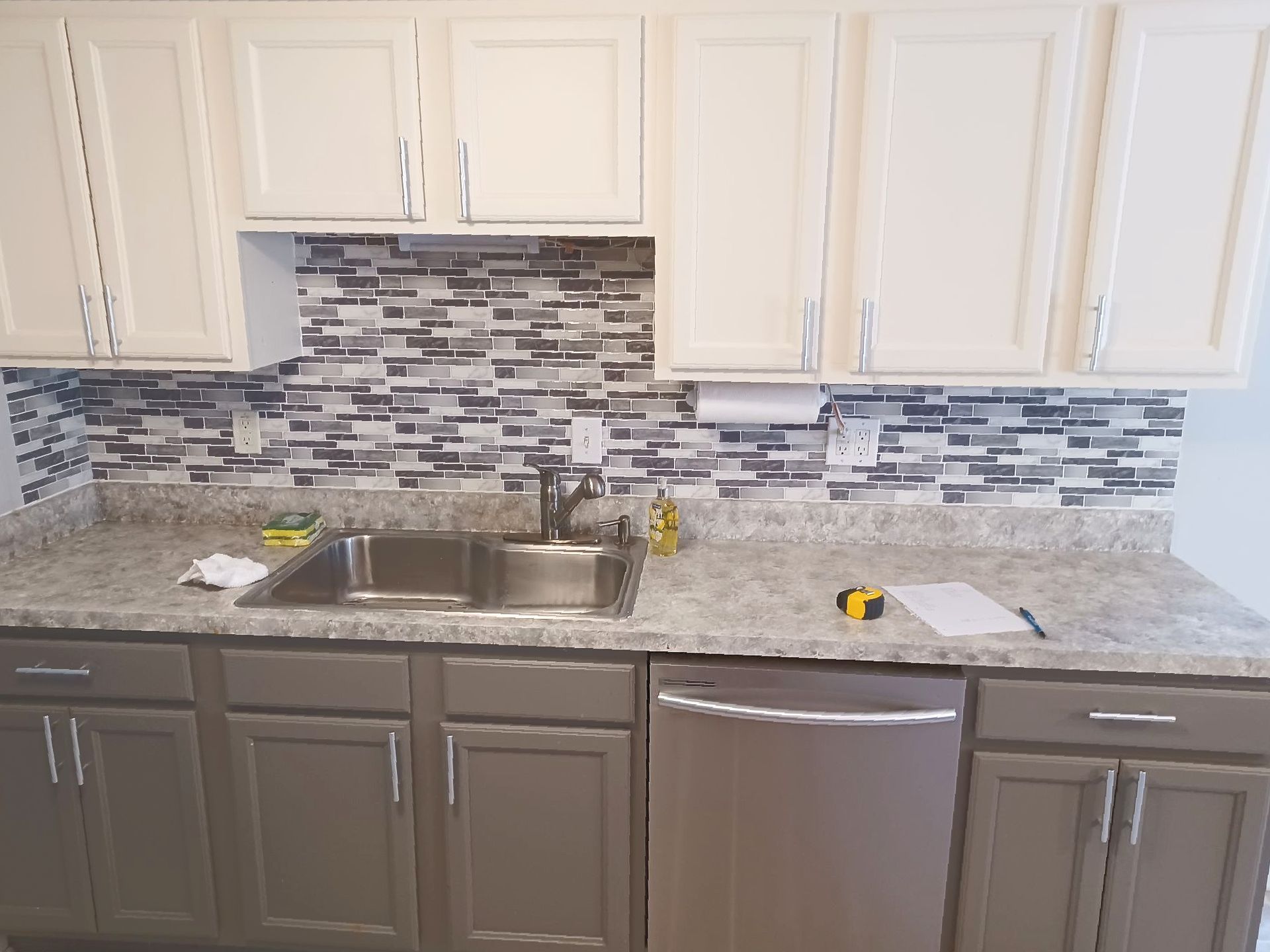 A kitchen with granite counter tops and stainless steel appliances.