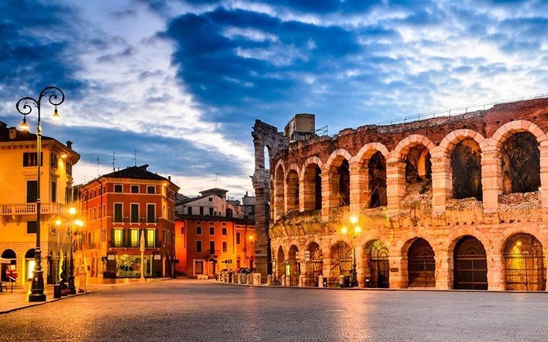 Un antico anfiteatro romano a Verona, in Italia, illuminato al tramonto.