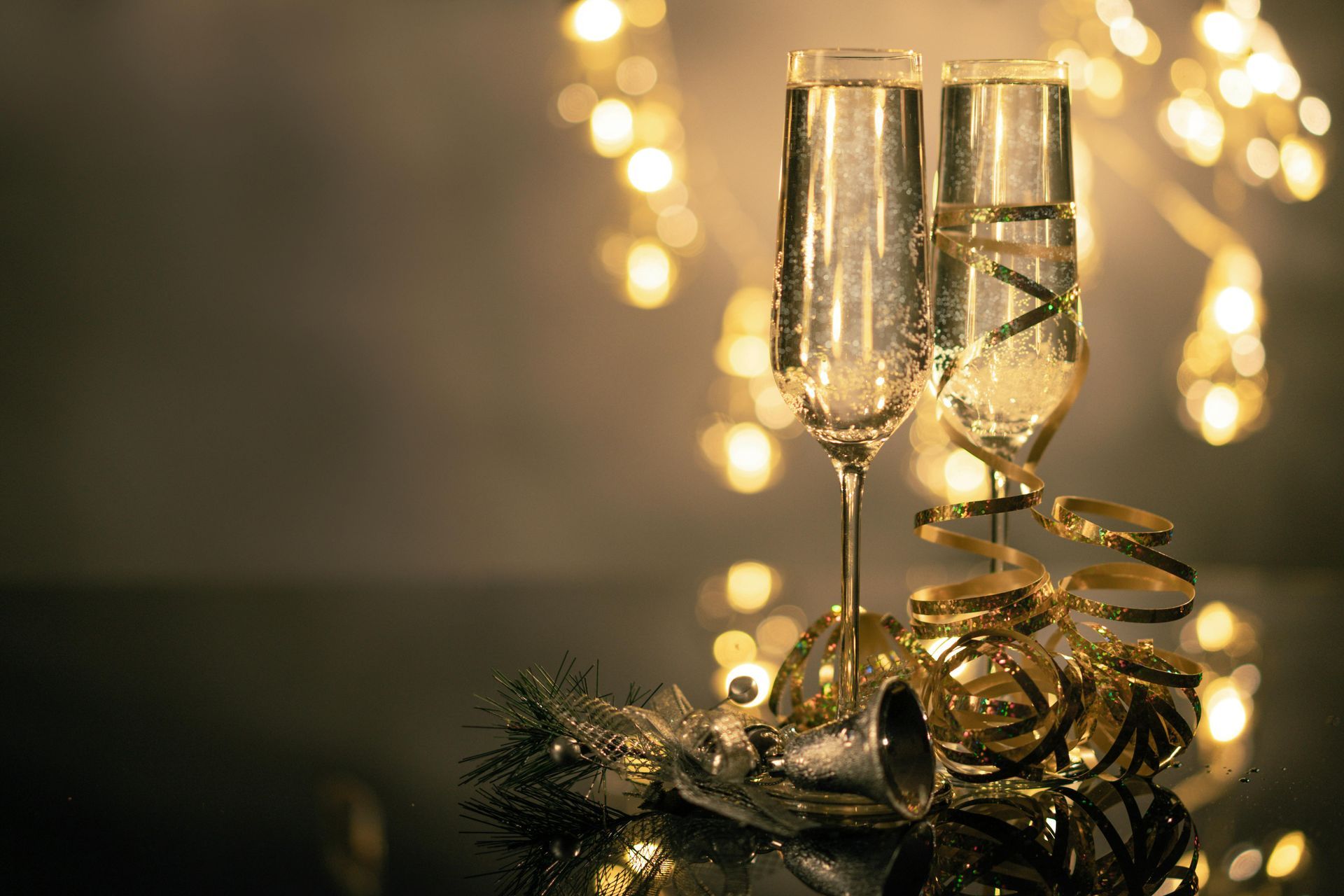 2 glasses of champagne to welcome 2026
