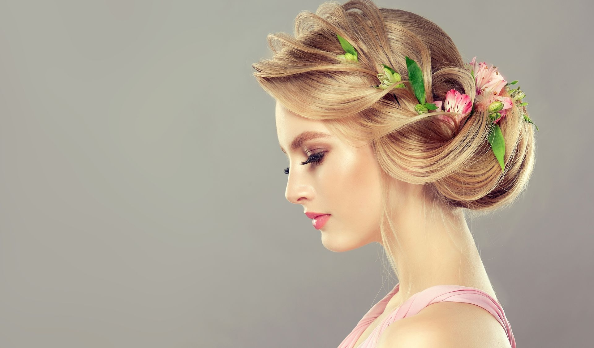 Termin vereinbaren - Frau mit blonden Haaren