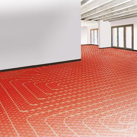 Camera moderna con rete di riscaldamento a pavimento rossa, pareti bianche e ampie finestre sotto le travi a vista del soffitto.