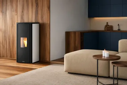 Soggiorno moderno con stufa a legna nera, divano beige e mobili da cucina blu.