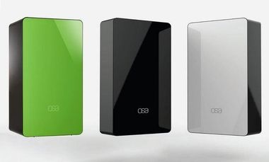 Tre eleganti dispositivi rettangolari nei colori verde, nero e argento su sfondo bianco.