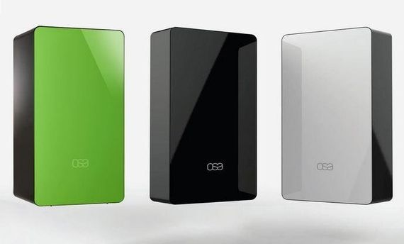 Tre eleganti dispositivi rettangolari nei colori verde, nero e argento su sfondo bianco.