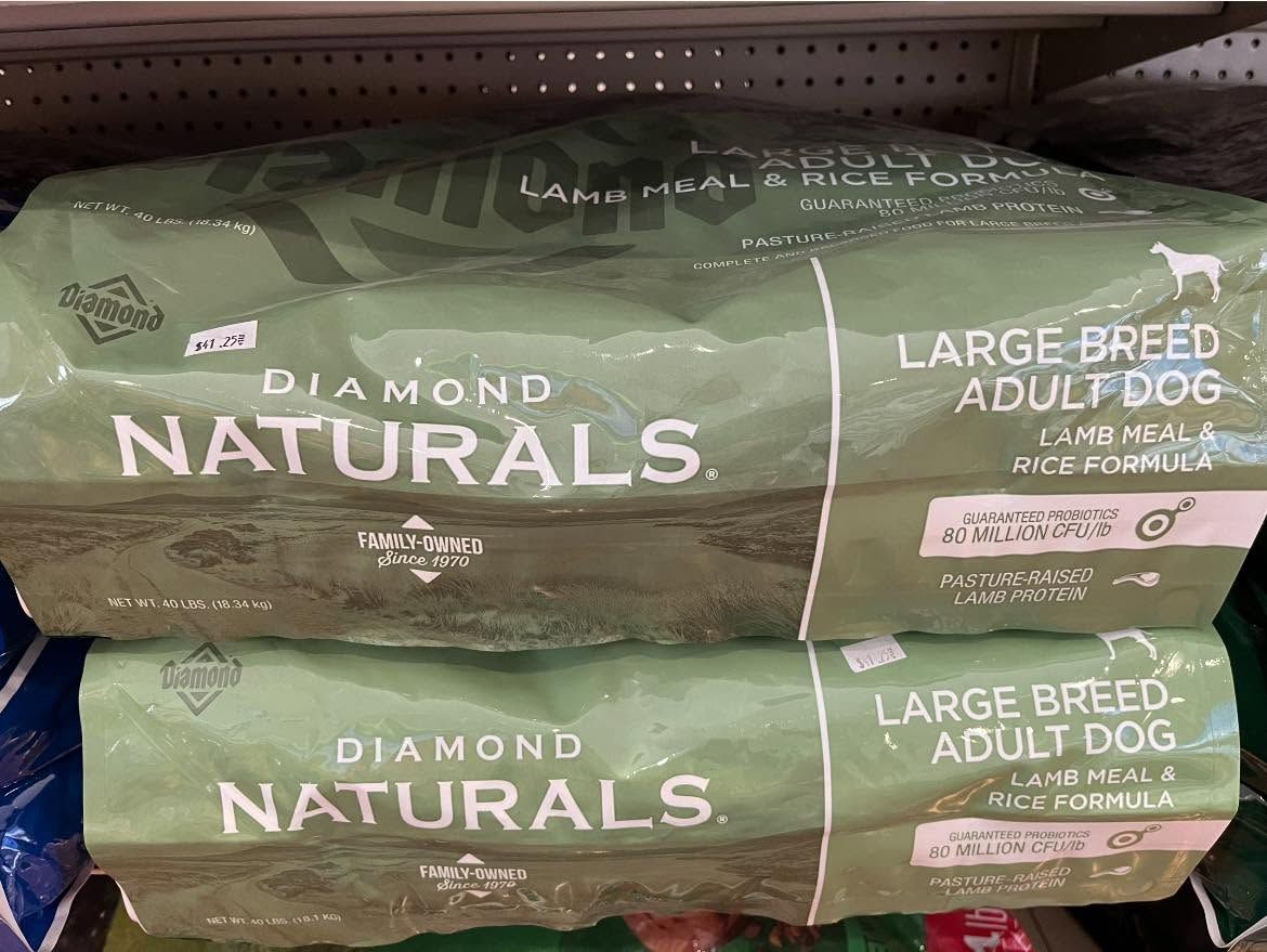 Green bags of Diamond Naturals large breed adult dog food on a store shelf