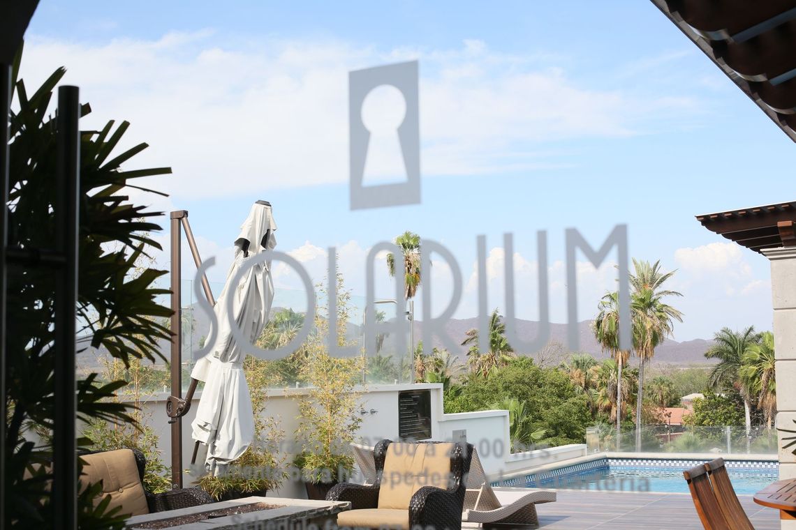 Una vista de una piscina con un cartel que dice solarium.
